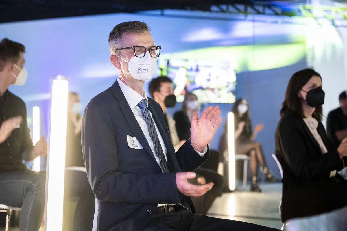 Deejay Plus bei den Hybrid BrandEx Awards 2022, kreative Preisverleihung und innovative Kampagnen.